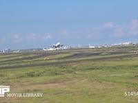 旅客機の離陸 旅客機　離陸　出発　ハネムーン　旅行　旅立ち