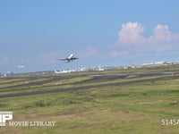 旅客機の離陸 旅客機　離陸　出発　ハネムーン　旅行　旅立ち