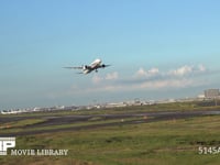 旅客機の離陸 旅客機　離陸　出発　ハネムーン　旅行　旅立ち