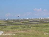 旅客機の離陸 旅客機　離陸　出発　ハネムーン　旅行　旅立ち