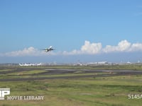 旅客機の離陸 旅客機　離陸　出発　ハネムーン　旅行　旅立ち