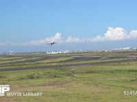 旅客機の離陸 旅客機　離陸　出発　ハネムーン　旅行　旅立ち