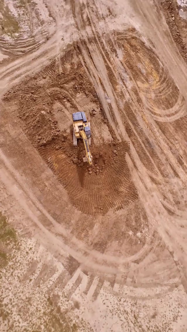 FPV drone flight around Buckingham excavator