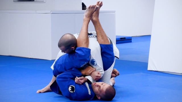 Chave de braço abraçando a perna