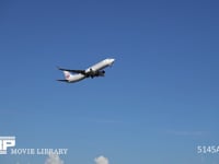 旅客機の離陸 旅客機　離陸　出発　ハネムーン　旅行　旅立ち