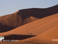 ナミブ砂漠 砂丘を登る人びと、風景、4K