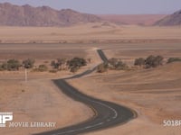 ナミブ砂漠のなかを走る車 風景、道路、砂丘、4K