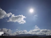 青空と雲　逆光　微速度撮影 太陽入り