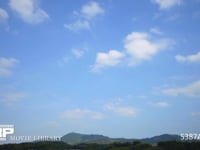 青空と雲の動き　微速度撮影　山あり パステルカラーの淡い空に舞う白い雲