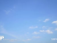 青空と雲の動き　微速度撮影 パステルカラーの淡い空に舞う白い雲