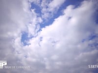 青空と雲の動き　微速度撮影 少し雲の多い青空