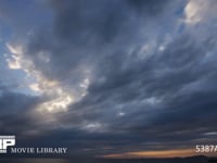 空と雲の微速度撮影　夕暮れ 雲の多い日の夕暮れ　微速度撮影