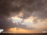 空と雲の微速度撮影　夕焼けの海 不安定な天候で風の強い夕焼けの海　微速度撮影