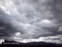 曇りの日の雲の流れ　微速度撮影　 雲の隙間から太陽の光がラインになって現れます