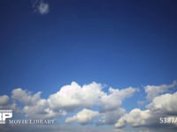 青空と雲の流れ　微速度撮影 青空に次々と流れる積雲