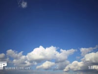 青空と雲の流れ　微速度撮影 青空に次々と流れる積雲