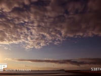 海辺の夕暮れ　　微速度撮影 海に沈む夕日と雲の流れ