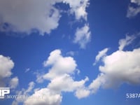 青空と雲の流れ　微速度撮影 青空に次々と流れる積雲