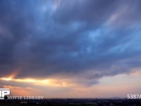 高台から見下ろした風の強い日の夕焼け　微速度撮影 雲の間から見える光跡（エンゼルラダー）が美しい
