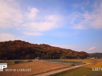 紅葉の山と農村　微速度撮影 紅葉した山と稲刈りを終えた農村の風景