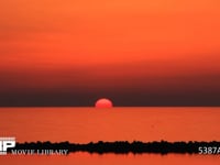 瀬戸内海の日没　微速度撮影 少し達磨夕日になっています