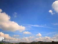 青空と雲の微速度撮影 地上風景あり