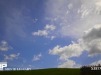 青空と雲の微速度撮影 地上風景あり　左から右