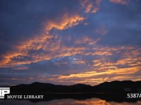 ダイナミックな朝焼け　微速度撮影 湖に映る真っ赤な朝焼け