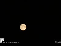 中秋の名月　風情のある月見の夜　微速度撮影 秋の十五夜の満月