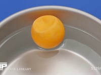 卓球の玉　お湯に浮かべるとへこんだ玉が元通りになる 
