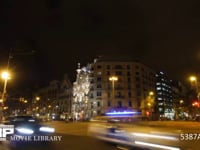 バルセロナ　グラシア通りカサバトリョ付近　微速度撮影 スペイン　バルセロナ　ガウディー建築　カサバトリョ夜景