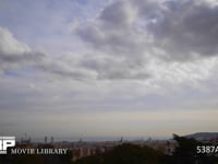 バルセロナの町と雲の流れ　微速度撮影 スペイン　バルセロナ　グエル公園よりバルセロナの町を望む