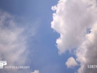 青空と雲の流れ　微速度撮影 不安定な天気の雲の動き
