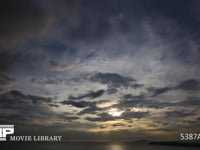 不安定な天候の夕焼け（微速度撮影 4K） ゲリラ豪雨を降らせる雲の通過がよくわかります