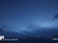 曇り空（微速度撮影 4K） 高層雲と下層運が違う方向に流れていきます