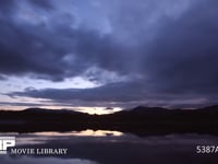 湖の夜明け（微速度撮影 4K） 風のない静かな朝の風景　湖面に映る空が美しい