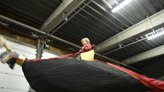 Vendredi 22 août 2014, les enfants essaient l'Aigle dans les hangars de la Ville d'Ath