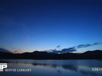湖の夜明け　うろこ雲　4K 明け方の鱗雲の様子がよく分かります