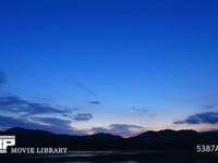 湖の夜明け　微速度撮影（４K） 2秒過ぎに流星が写っています