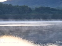 湖の湖面に漂う朝霧 水面近くの水蒸気が冷やされて霧が発生します　60fps　サンプル動画は30fps