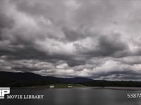 不安定な天候の暗い雲　4K　微速度撮影 不安定な暗い雲の微速度撮影　湖編