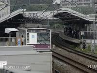 通勤時の乗客と電車 