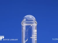 空気の膨張 試験管の空気を温めるとシャボンの幕が膨らむ
