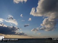 風の強い日の夕焼け　　4K微速度撮影 冬らしい雲が太陽の光線（エンジェルラダー）を見せてくれます