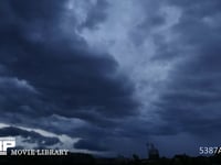 不安定な天気の雲　　微速度撮影　4K 台風が近づいて不安定な天気の雲　３層が違う方向に流れています