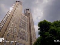 東京　新宿東京都庁と雲の動き　微速度撮影　4K 雲の合間から日が出て窓がキラリと光ります