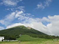 大山の山頂と雲の流れ　4K微速度撮影 低い雲が山頂をかすめながらどんどん流れていきます