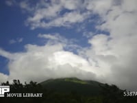 大山の山頂と雲の流れ　4K微速度撮影 低い雲が山頂をかすめながらどんどん流れていきます