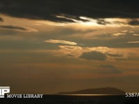 左右に流れる２層の雲　夕焼け　4K微速度撮影 望遠で撮影した梅雨時の瀬戸内海の日没