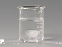 氷がアルコールに沈む 